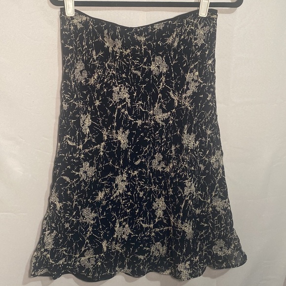 Lily Black And White Floral Print Skirt size Large - Picture 7 of 9